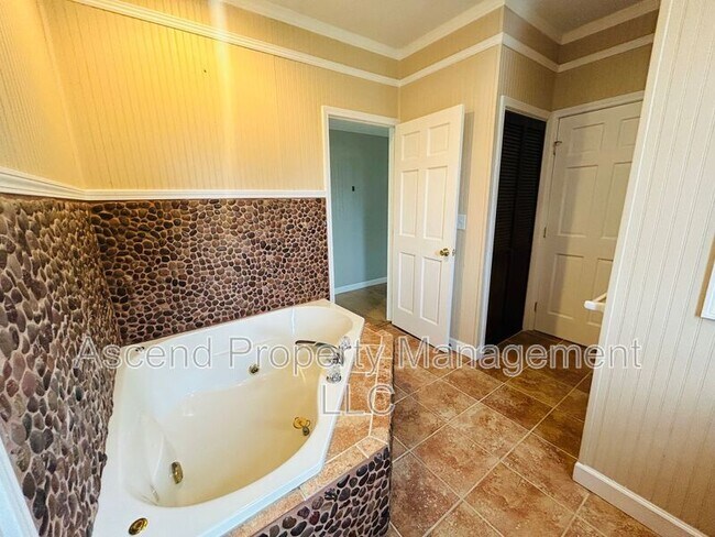 Building Photo - 16 Pioneer Ln