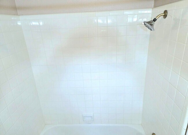 Building Photo - Move In Special $500.00 Security Deposit