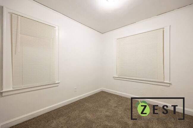 Building Photo - OPEN HOUSE- 12/23! 4PM-4:30PM! Beautiful 3 BED 1 BATH!