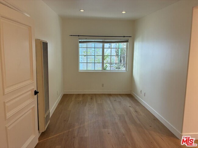 Building Photo - 341 S Palm Dr