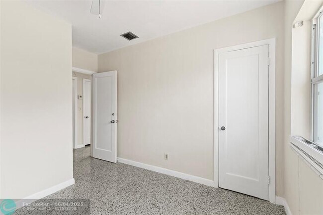 Building Photo - 939 Lytle St