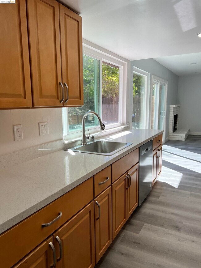 Building Photo - 54 S Lake Dr