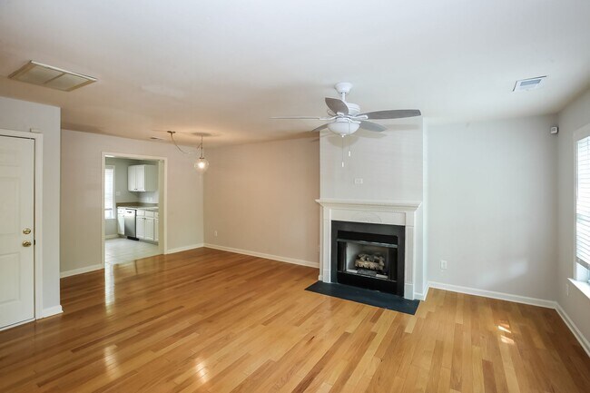 Building Photo - 2 Bedroom, 3 Bathroom Townhouse near Lake ...