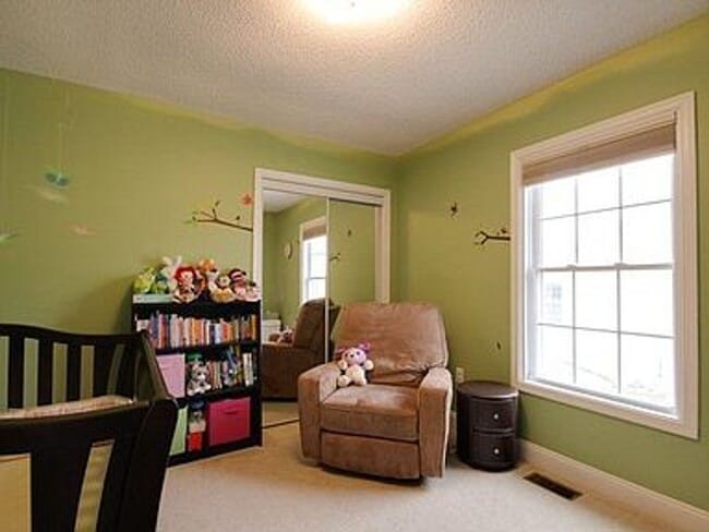 Building Photo - Spacious home with 5 bedrooms and 3 full b...