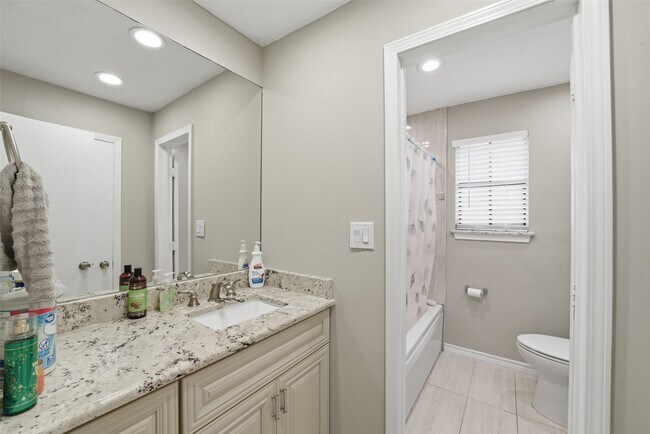 Building Photo - 1306 Carriage Dr