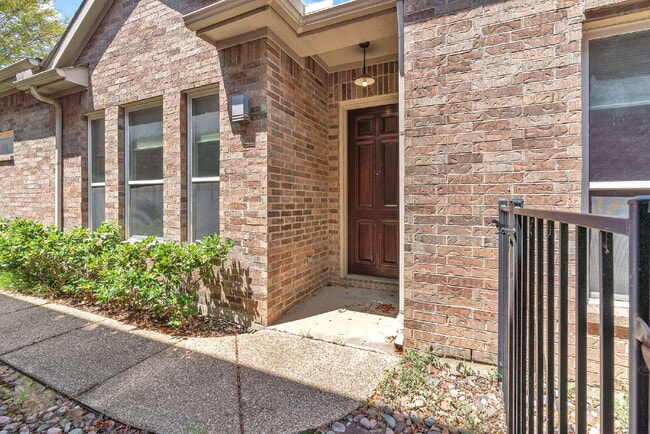 Building Photo - 9129 Cottonwood Village Dr