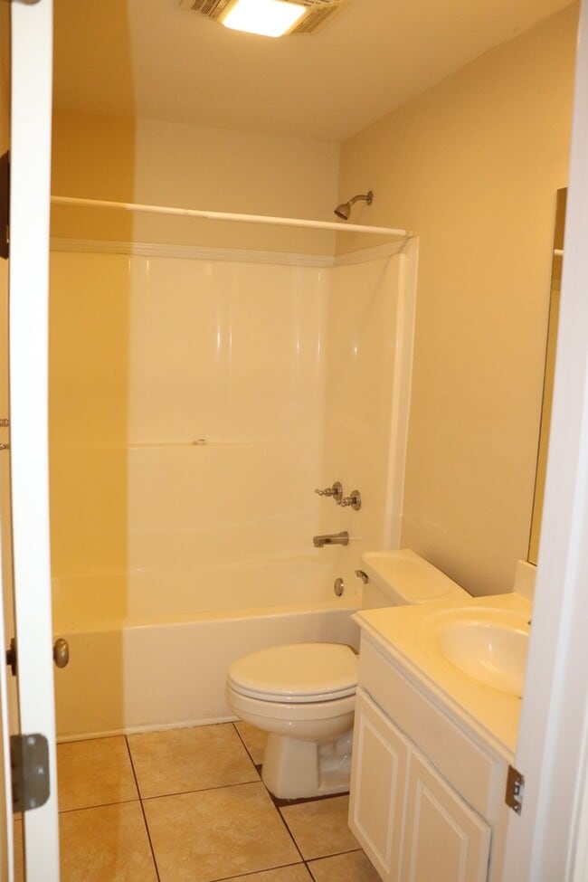 Building Photo - Lovely 3 bedroom 2 bath home for lease in ...