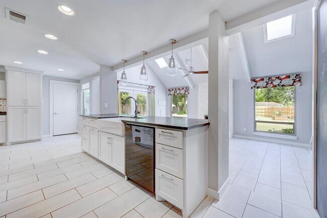 Building Photo - 10408 Doering Ln