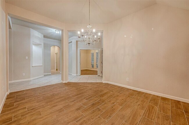 Building Photo - 722 Silver Creek Cir