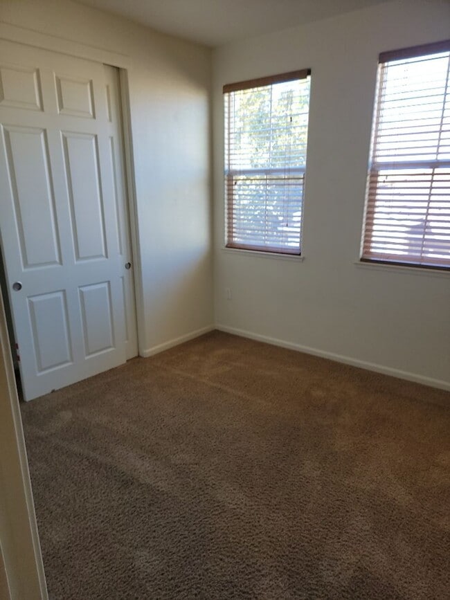Building Photo - Adorable 3 bedroom 2.5 bath Home