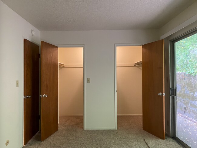 Building Photo - HUGE Charming 2BR/1BA Flat! Downtown! Laundry On-Site! Parking! -PROGRESSIVE