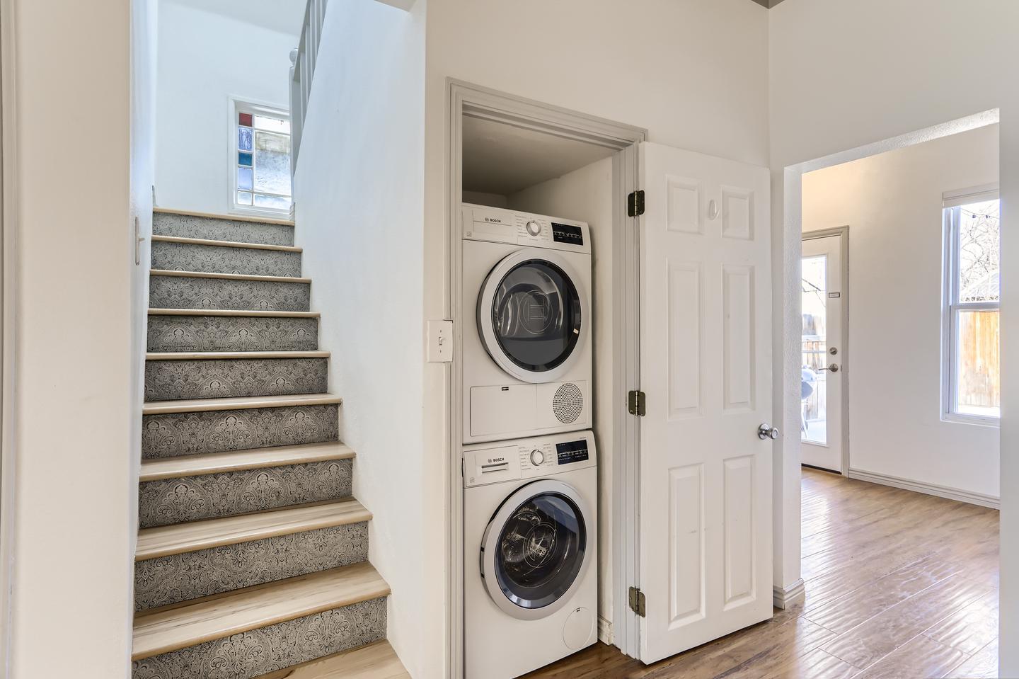 Building Photo - Striking Whittier Victorian home with fully fenced backyard