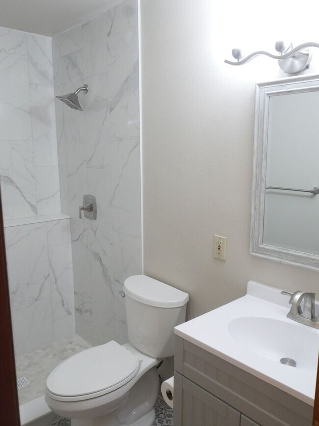 Building Photo - 4 Bed 2 Bath Home Available Now!