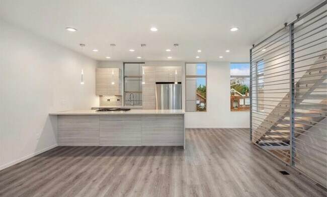 Building Photo - Sophisticated 3 Bedroom Townhome