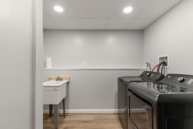 Building Photo - 7789 New Hope E