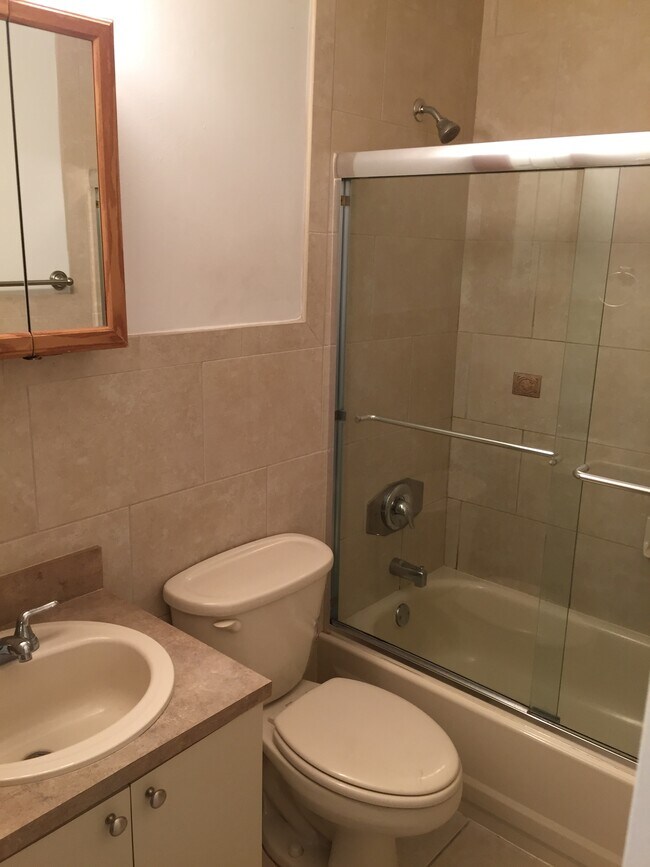 Full Bath Upstairs - 3182 Day Ave