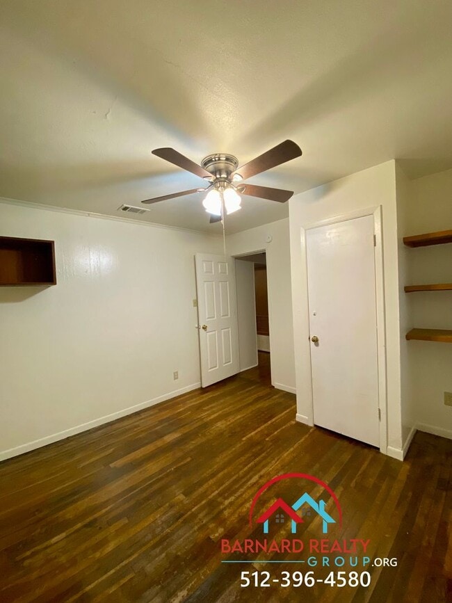 Building Photo - Available Now: 2 bed/1 bath with Fenced Ya...