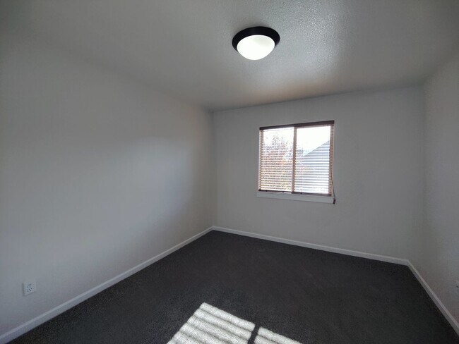 Building Photo - Beautiful 3x2.5 with fenced patio and upstairs bonus area