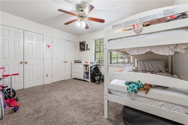 Building Photo - AUGUST PRE-LEASE!! Charming 3/2 on bus route!