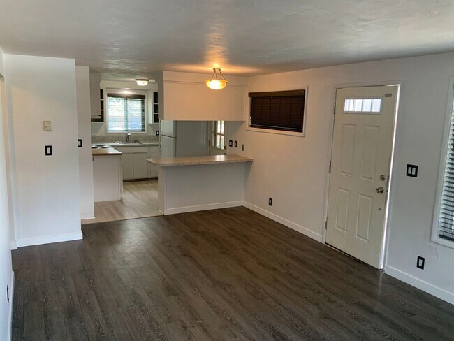 Building Photo - 2 Bedroom Off Coburg Rd.