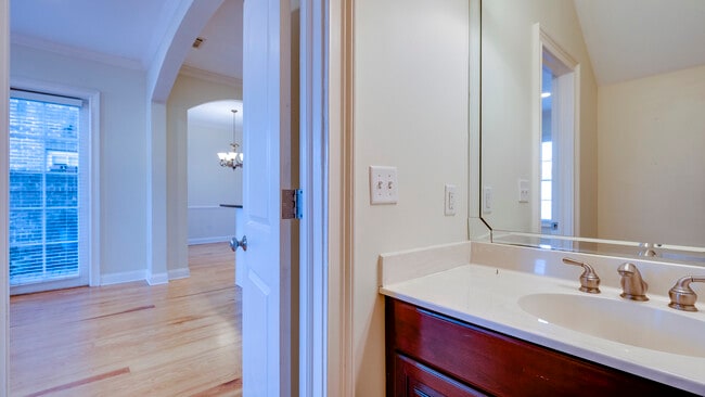 Building Photo - 407 E Hull St