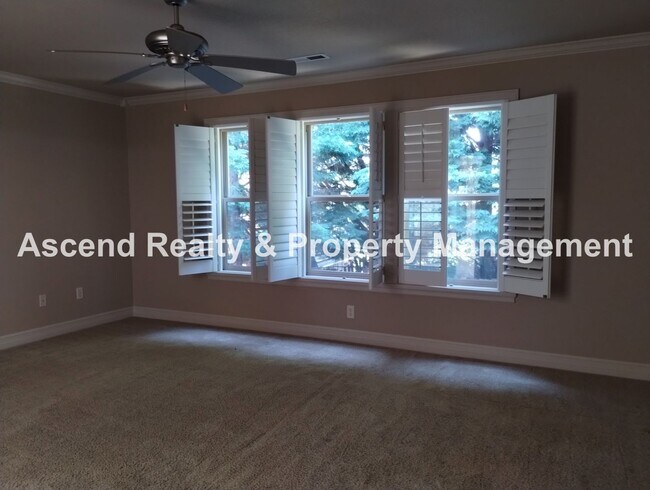 Building Photo - Elegant & Spacious 4 Bed & Bonus Home Buil...