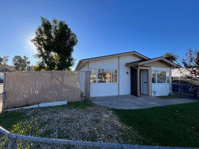 Building Photo - Fully Renovated Home with Large Extra Livingroom and Large Backyard