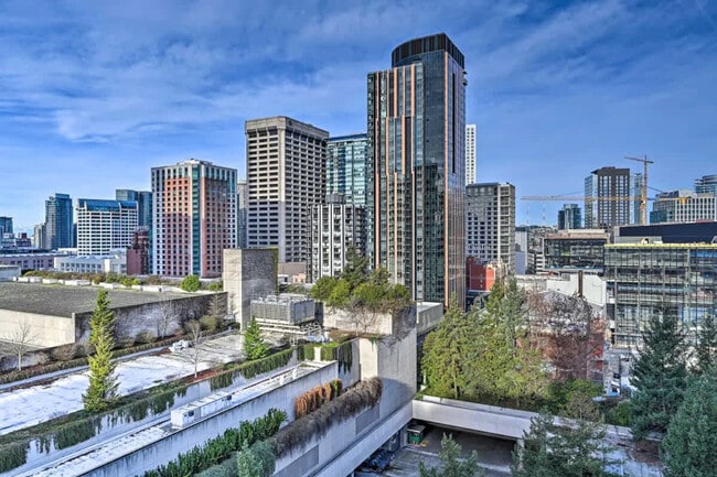 Building Photo - 1400 Hubbell Pl