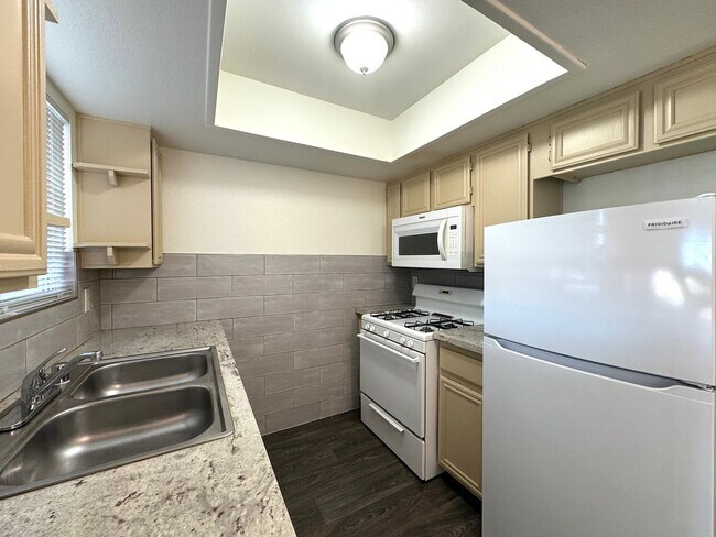 Building Photo - 8070 W Russell Rd