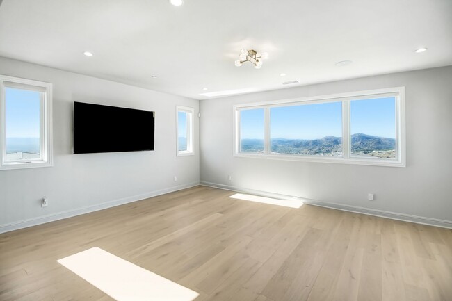 Building Photo - 5 Bedroom, 6 Bathroom Porter Ranch Toll Br...