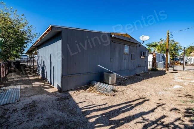Building Photo - COZY & SPACIOUS