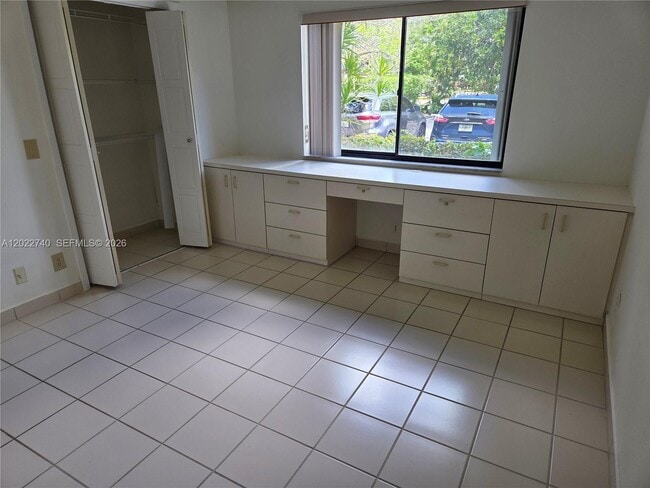 Building Photo - 413 Lakeview Dr