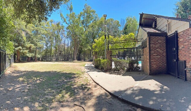 Building Photo - Beautifully Updated 3 Bedroom, 2.5 Bathroom Townhome!