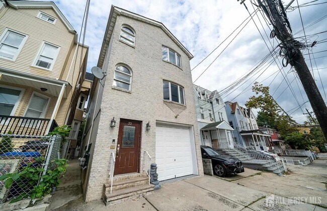 Building Photo - 22 Linden Ave