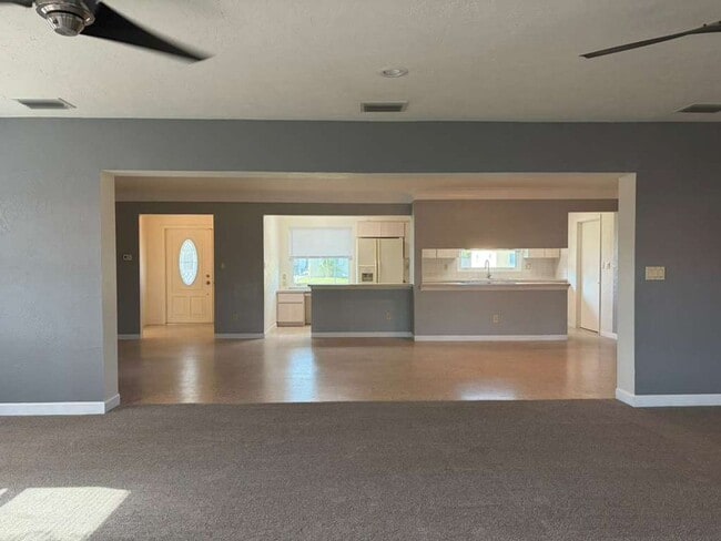 Building Photo - 3 Bedroom 2 Bath Spacious Home in Holiday Park