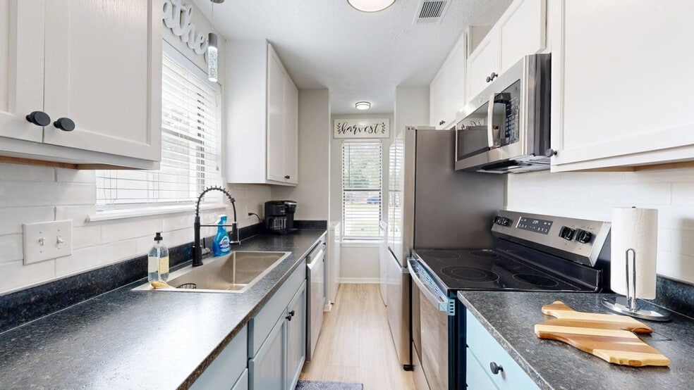 Building Photo - 608 Navarro Dr