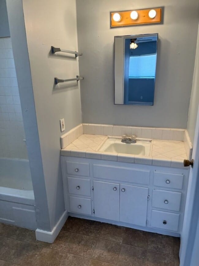 Building Photo - 1 BEDROOM 1 BATH DUPLEX FOR RENT