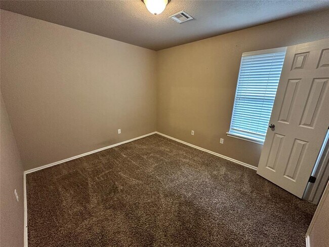 Building Photo - 6020 SE 86th St