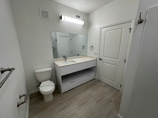 Building Photo - Spacious 2-Bedroom + Den Apartment in Prim...
