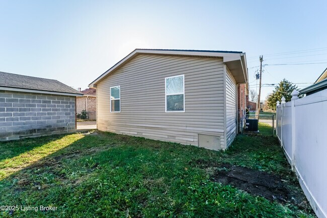 Building Photo - 3815 Hillcross Dr