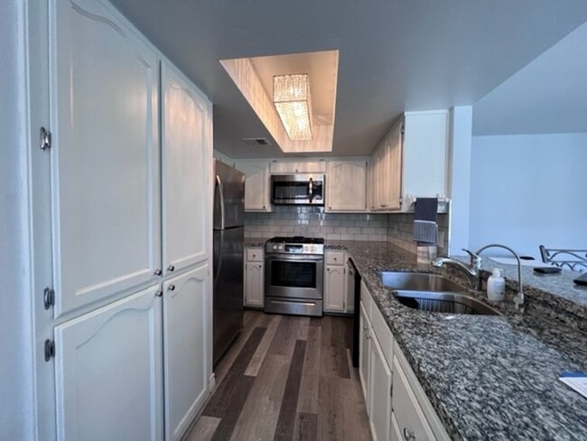 Building Photo - 1BR Furnished Recent Remodeled!!