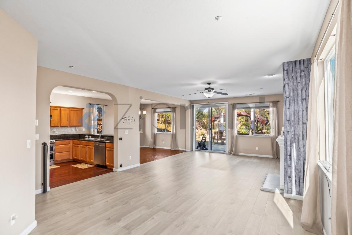 Building Photo - 205 Blum View Dr