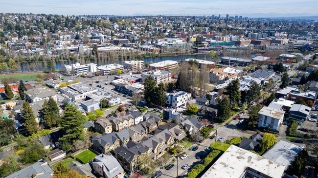 Building Photo - 3Bd/3Ba Seattle Townhouse