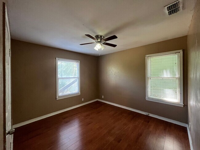 Building Photo - THREE BEDROOM ONE BATH HOME!