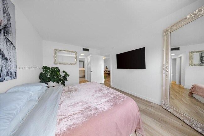 Building Photo - 300 Bayview Dr