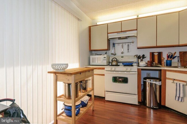 Building Photo - 2 Stout Ct