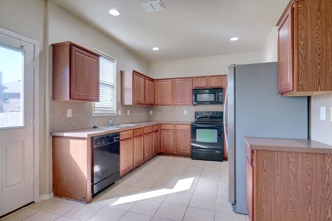 Building Photo - Gorgeous Home with Lots of Space!