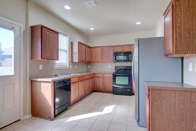 Building Photo - Spacious 3-2-2 Home in Lake Pointe across from Boswell High School!