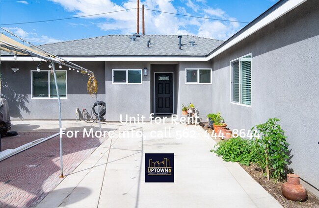 Building Photo - House - 2 Bedrooms / 2 Baths / Commerce