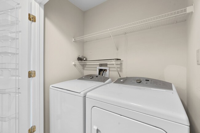 Building Photo - 2 Bed 2.5 Bath - Lakelands Townhome - Deta...